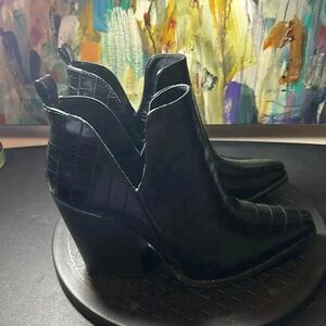 🔥LIKE NEW🔥 Super Cute and Comfy / Size  9 / Heel Height: 3.5 inches